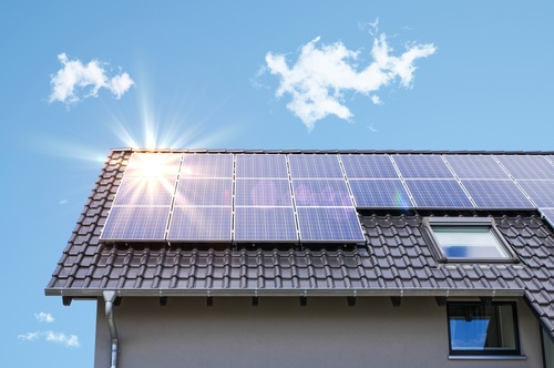 Titelbild zum News-Artikel: Branchenvereinbarung für sichere Installation von Photovoltaik-Anlagen wird um Klempner-Handwerk erweitert